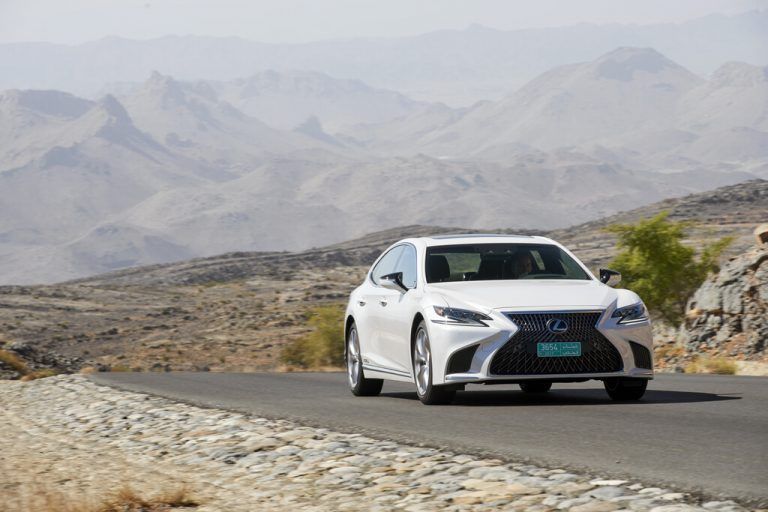 Lexus LS 500h AWD: Toyotas Edeltochter-Flaggschiff offeriert feinen Komfort. Der Vollhybrid hat 359 PS Systemleistung. Preis: ab 121.500 Euro.