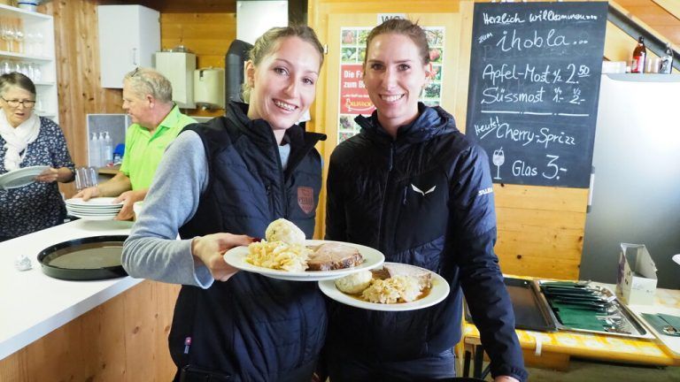 Lisa und Nadine verwöhnten die fleißigen Krauthobler und die Gäste.