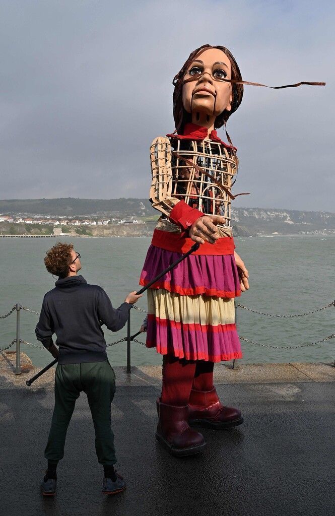 „Little Amal“, die große Puppe beim Hafen im britischen Folkestone soll an die Millionen durch Krieg vertriebene Kinder erinnern. AFP