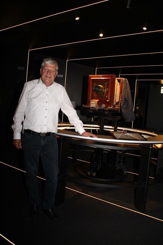Museumswelt-Präsident Manfred Morscher mit einem Sammlerstück im neuen Fotomuseum.<span class="copyright">Heilmann</span>