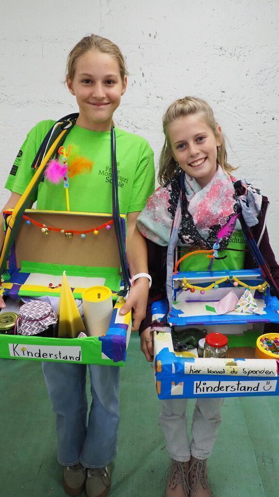 <p class="caption"><span class="media-container dcx_media_rtab" data-dcx_media_config="{}" data-dcx_media_type="rtab"></span></p>Nora und Liv verkauften ihre Schätze auf mobilem Weg.