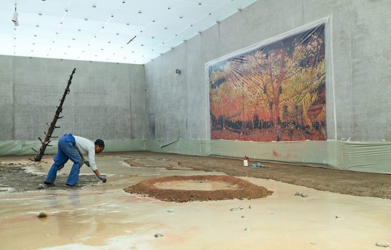 Otobong Nkangas Ausstellung erzählt die Geschichte der Elemente Erde und Wasser. KUB