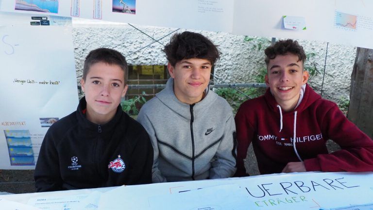 <p class="caption"><span class="media-container dcx_media_rtab" data-dcx_media_config="{}" data-dcx_media_type="rtab"></span></p>Pio, Noah und Cenk mit ihrem Stand "Klimabündnis Schule".
