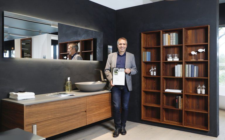 Robert Küng, Geschäftsführer der Firma Inhaus, zeigt den Preis in einem der Musterbäder des Vorarlberger Unternehmens.  FA