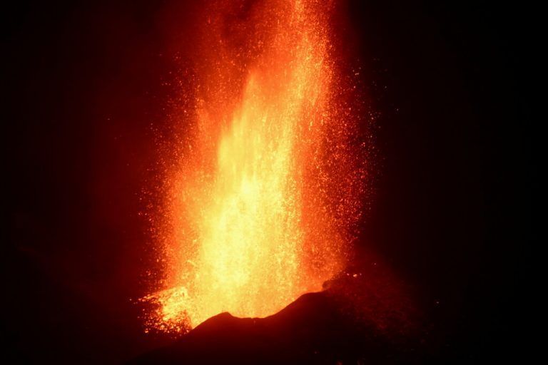 Vulkan Cumbre Vieja speit weiterhin glühende Lavaströme aus. Reuters