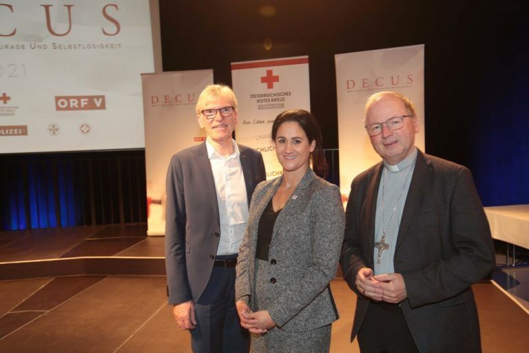 Wilfried Hopfner, Janine Gozzi und Bischof Benno Elbs.