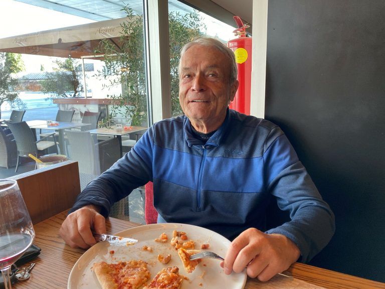 Gernot Berkmann lässt sich seine Pizza schmecken. "Selber schuld, wer sich nicht impfen lässt." <span class="copyright">VN/Hämmerle</span>