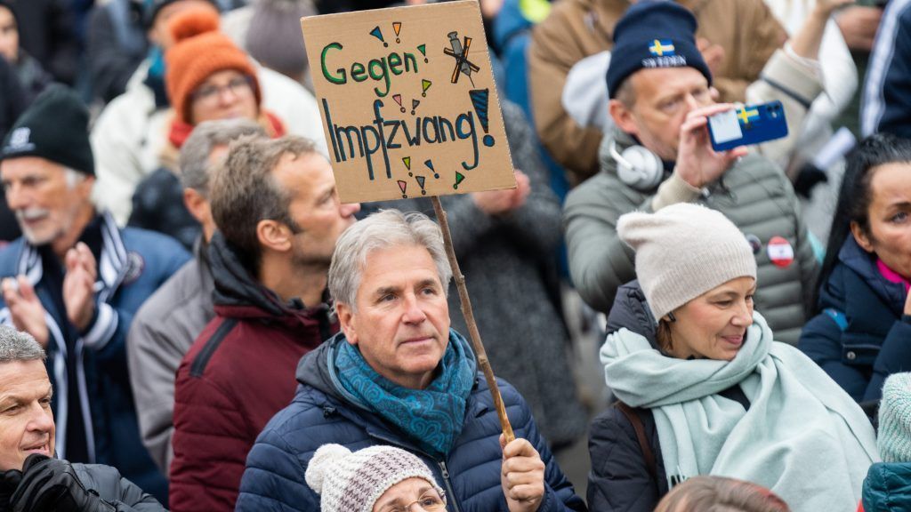 Tausende demonstrieren gegen Corona-Maßnahmen in Wien