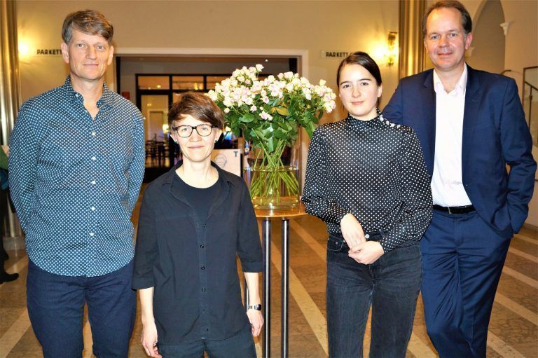 Autor Gerhard Meister, Regisseurin Bérénice Hebenstreit, Bühnen- und Kostümbildnerin Mira König und Dramaturg Ralph Blase. yas