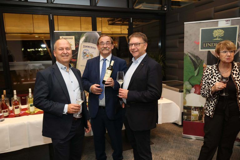 Raiba-Vorstand Jürgen Kessler, Winzer Fritz Sommer und Bernd Färber.