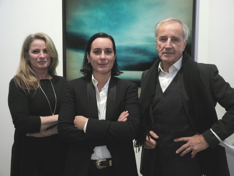 Galeristin Carmen Zanetti (Bildraum Bodensee) mit Künstlerin Julie Monaco und Vernissageredner Edelbert Köb. sie