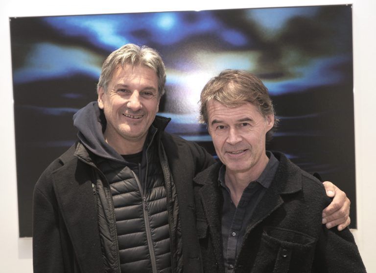 Vernissagegäste: Künstler Arno Egger und Albrecht Zauner.