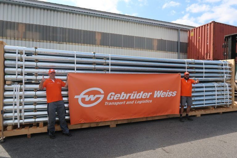 Alles gesichert für den Bahntransport in die Mongolei. Transportvorbereitung für die Lichtmasten der Zumtobel Gruppe im Hafen Freudenau. GW