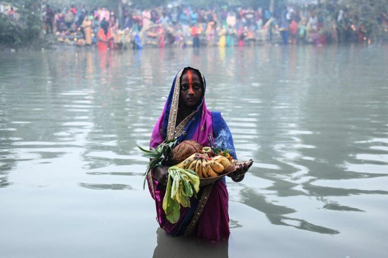 Am letzten Tag des Chhath-Puja Fests zelebriert eine gläubige Hindu ein Ritual in einem Fluss am Stadtrand von Amristar, Indien. AP