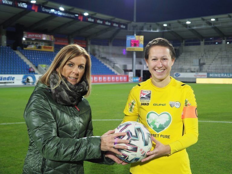 Anita Wachter mit Kapitänin Verena Müller beim Ehrenanstoß.