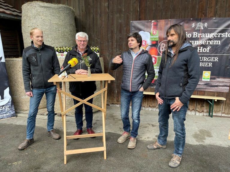 Biobauer Christof Weißenbach (l.) und Braumeister Josef Wasner.VN/sca