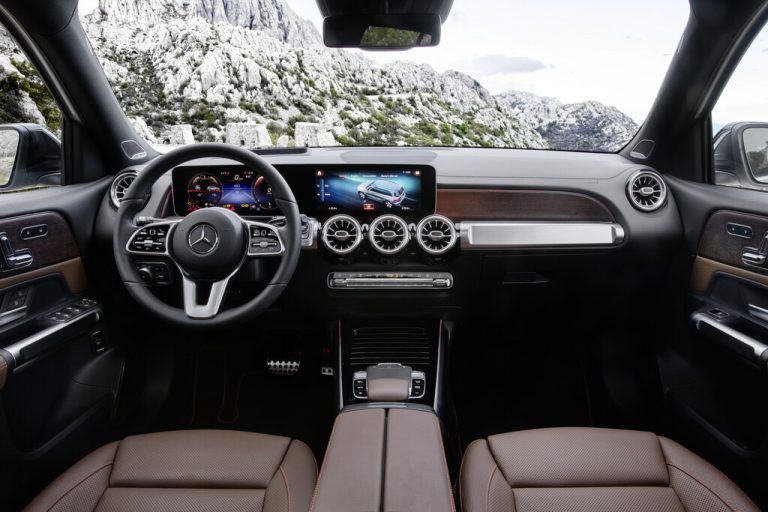 Cockpit im aktuellen Mercedes-Stil, in den Top-Versionen mit Widescreen.