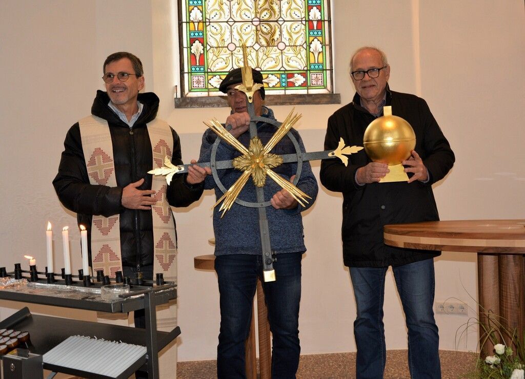 Kreuz und Kugel strahlen nun vom Turm