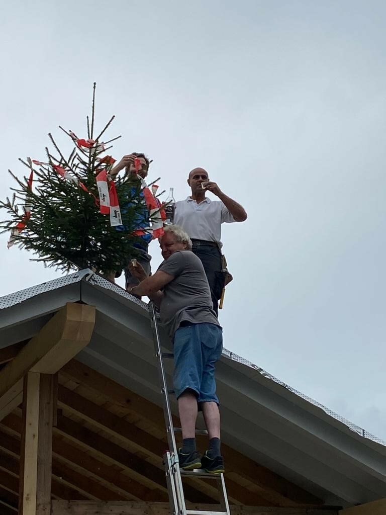 Das Richtfest für das Häuschen konnte bereits gefeiert werden.
