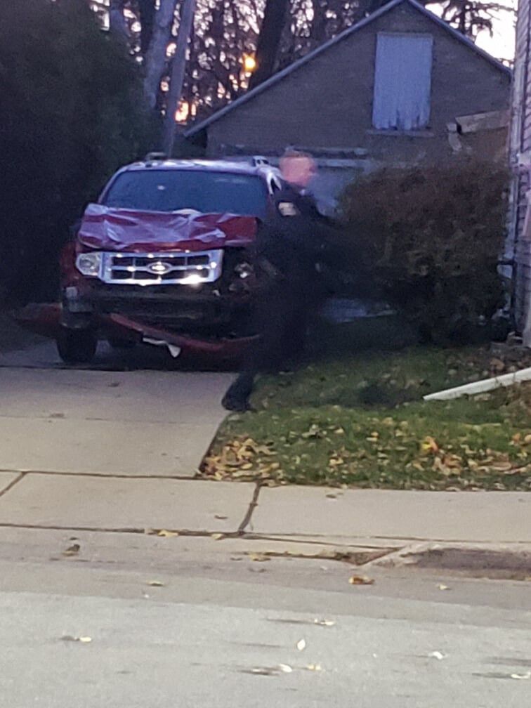 Auto rast in Weihnachtsparade