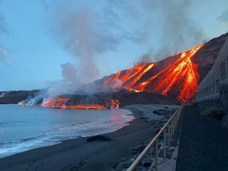 Der Lavastrom ergoss sich in rotglühenden Kaskaden auf den Strand von Guirres. Reuters