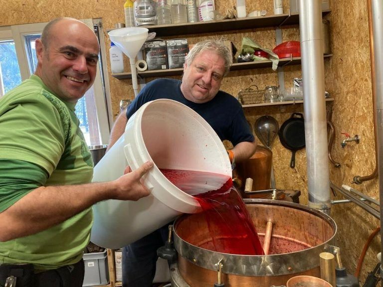 Die beiden Schnapsbrenner Fredi Sieberer und Joachim Walser brauchten einen Unterschlupf für die Ausübung ihres Hobbys. Hagen