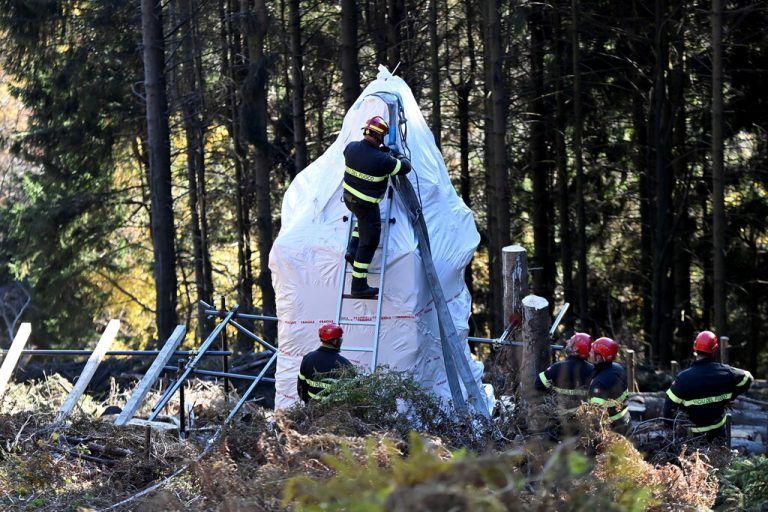 Die Gondel wurde zum Abtransport in Folie gehüllt. Reuters