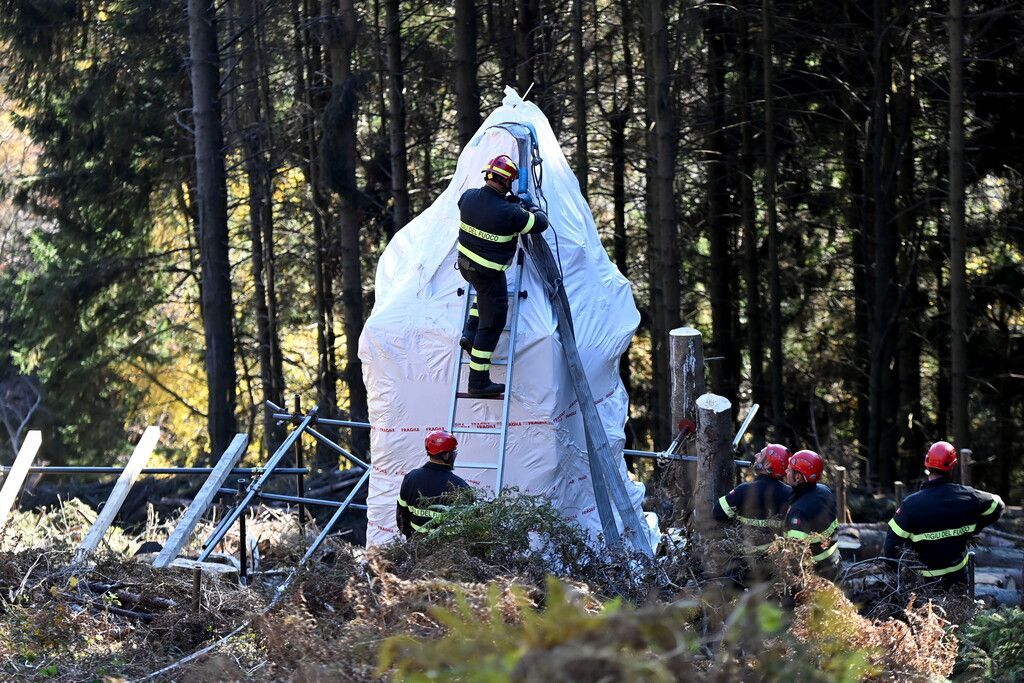 Unglücksgondel mit Heli abtransportiert