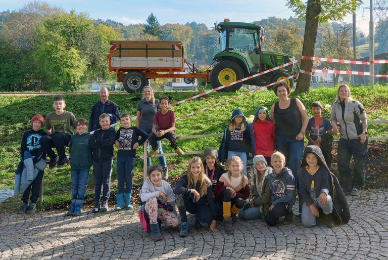 <p class="caption">Die jungen Landschaftsgärtnerinnen und –gärtner der 4b-Klasse.</p><p class="caption"/>