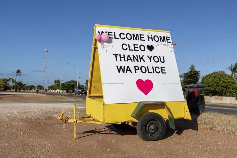 Die kleine Cleo ist wieder mit ihrer Familie vereint. In Carnarvon wurde die Vierjährige mit Luftballons an den Häusern und mit Plakaten begrüßt. AP, RTS