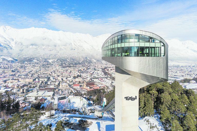 Die Sprungschanze ist das markanteste Wahrzeichen von Innsbruck.Tom Bause