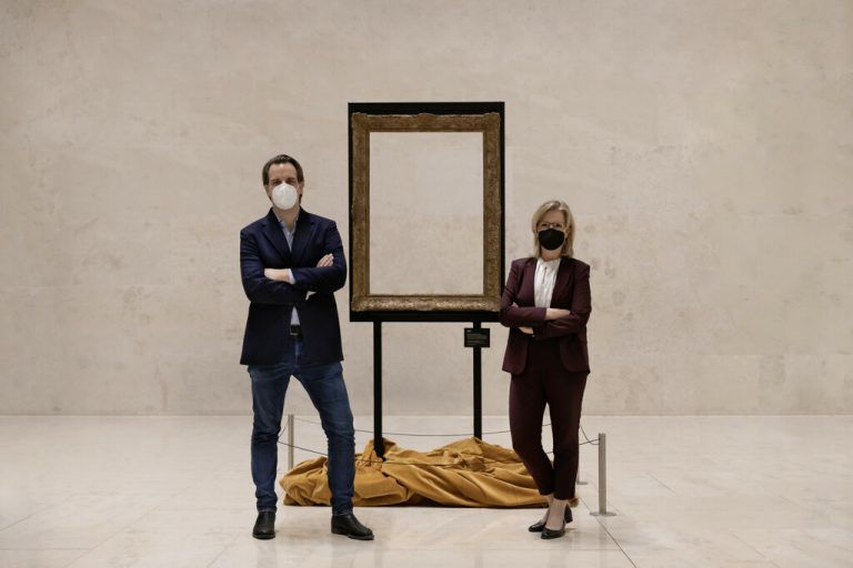 Direktor Moritz Stipsicz mit Ministerin Leonore Gewessler samt Luft-Bild. museum