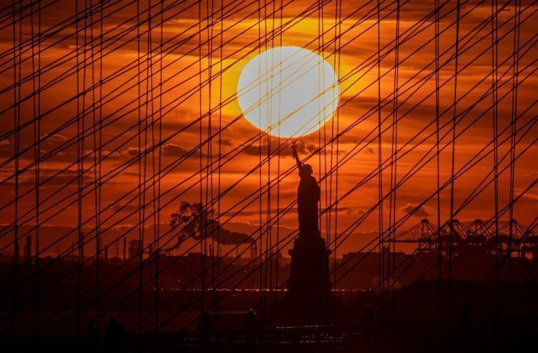 Ein beeindruckender Ausblick bietet sich während des Sonnenuntergangs auf die Freiheitsstatue in New York. AFP