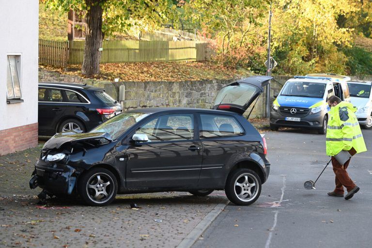 Ein Ermittler untersucht das Unfallauto. Der Fahrzeuglenker steht unter dringendem Verdacht, vorsätzlich in die Schülergruppe gefahren zu sein. apa