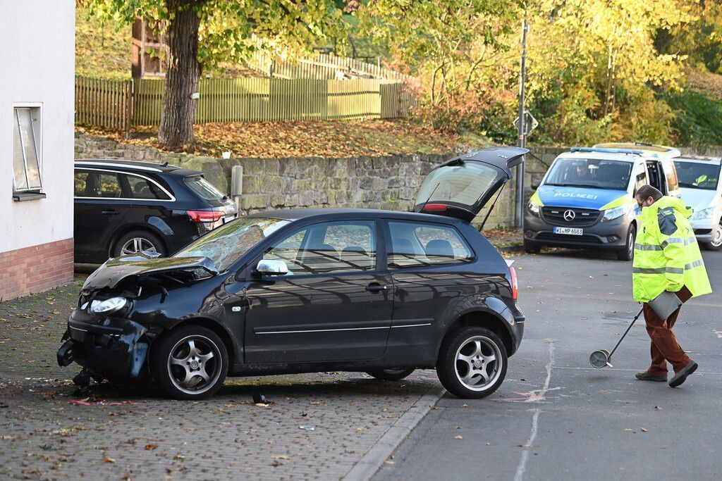 Fahrzeug in Kindergruppe gelenkt