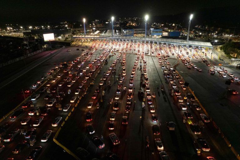 Einreise für Geimpfte in den USA wieder möglich: Am San-Ysidro-Übergang bei Tijuana, Mexiko, bildeten sich Staus. AFP