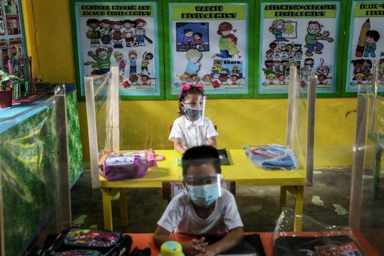 Erstmals seit Beginn der Pandemie besuchen diese Kinder wieder den Kindergarten in der philippinischen Stadt Bogo. AFP