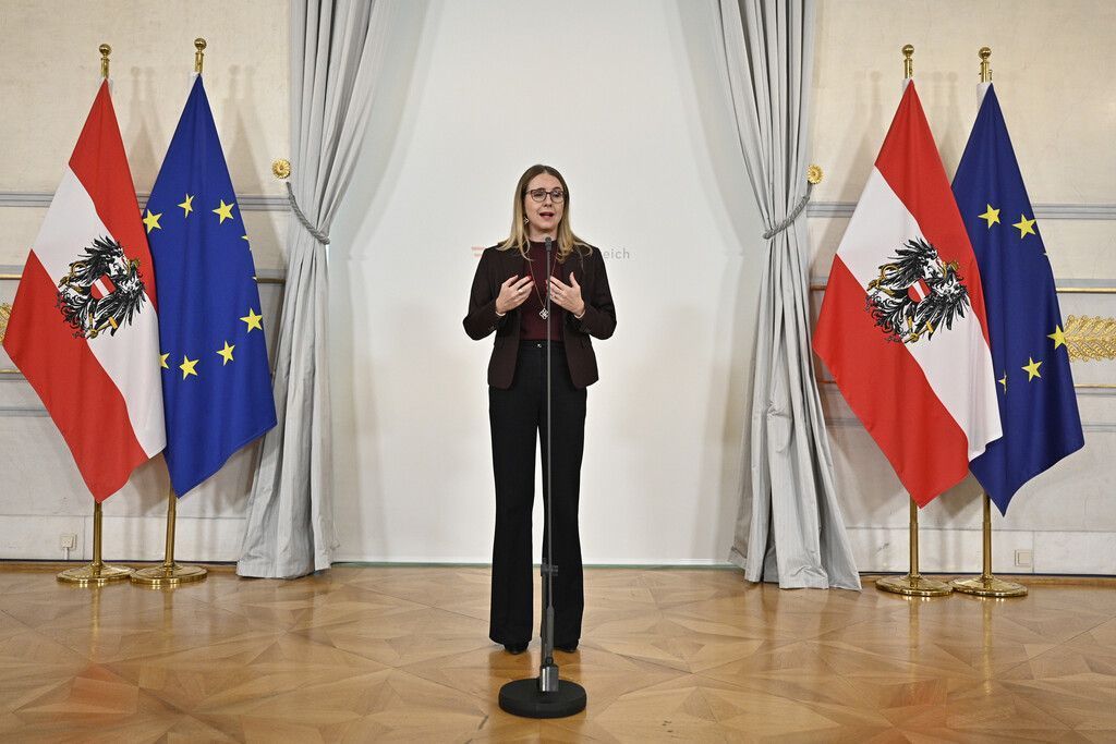 Wirtschaftsministerin Schramböck pocht auf das Impfen. »D2
