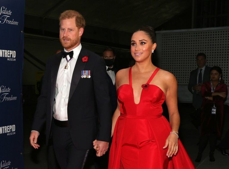 Prinz Harry und Herzogin Meghan wird der Preis bei einer Gala überreicht. AFP