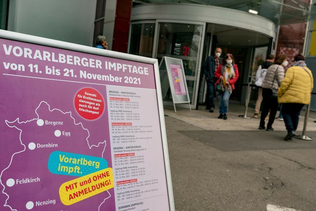 Ansturm auf Impfkojen im Messpark. Die Impfwilligen brauchten sehr viel Geduld.