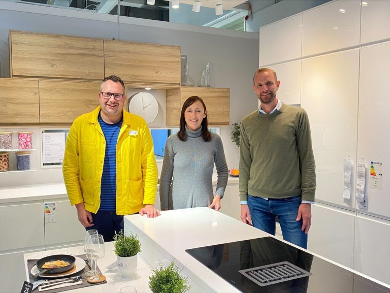 Filialleiter Stefan Müller, Area Manager Ikea Österreich Nicole Reitinger und Expansion Manager Jan Janko zu Besuch im Dornbirner Planungsstudio.