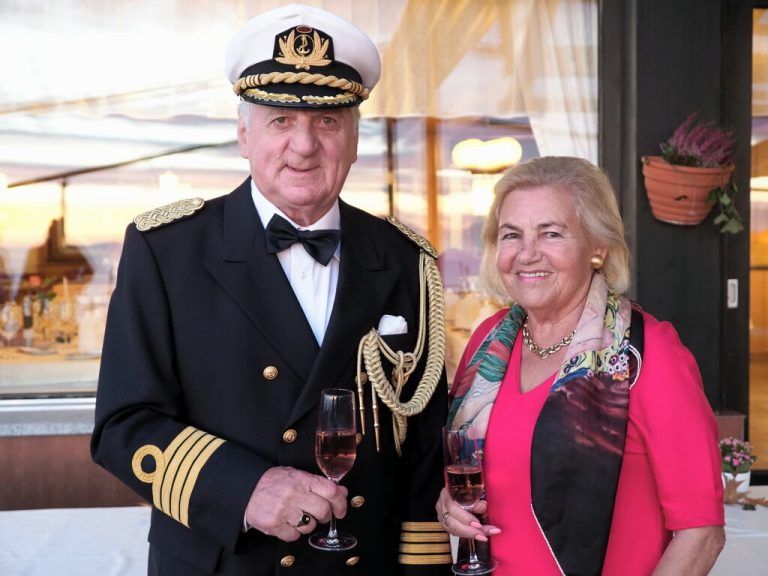 Fregatten-Kapitän Klaus Rubner mit Herma Hehle.