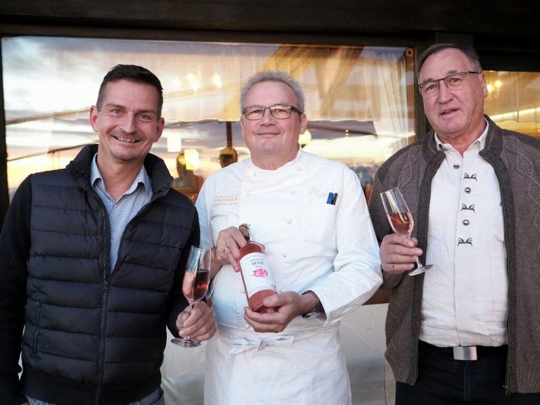 Gastronom Karlheinz Hehle mit den Walgau-Winzern Gert Markowski (l.) und Raimund Dünser. SIE