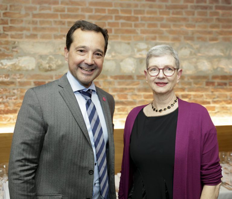 Gerald Loacker (Neos) mit Ulrike Willam-Kinz vom Verein der Vorarlberger.