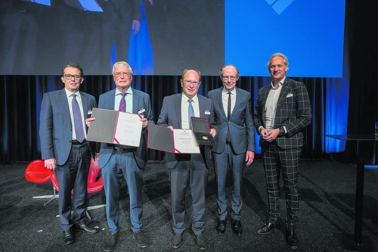 Gratulation: Lebenswerkpreisträger Herbert (2.v.l.) und Gerhard (3.v.l.) mit WKV-Präs. Hans Peter Metzler, VN-Herausgeber Eugen A. Russ und IV-Präs. Martin Ohneberg. VN-Steurer