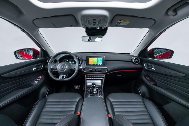 Im Cockpit ist alles drin, alles dran: Die Interieur-Einrichtung spricht keineswegs chinesisch, sie ist global.