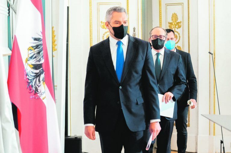 Innenminister Karl Nehammer, Bundeskanzler Alexander Schallenberg und Gesundheitsminister Wolfgang Mückstein verkündeten gestern den Lockdown für Ungeimpfte.