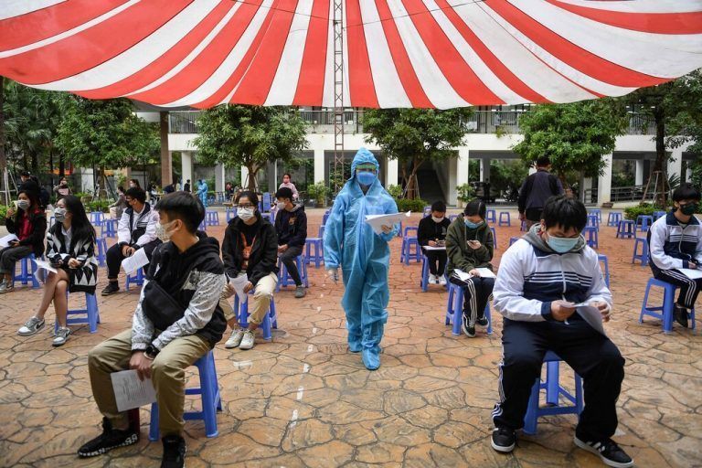 Junge Menschen zwischen zwölf und 17 Jahren werden in der vietnamesischen Hauptstadt Hanoi gegen Corona geimpft. AFP