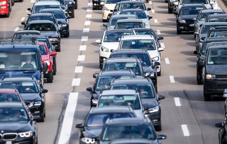 Neben Industrie zählt auch der Verkehr zu den größten Verursachern der Luftverschmutzung. dpa