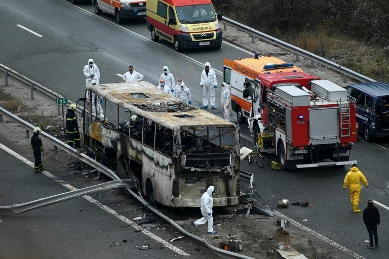 Nur sieben Menschen konnten sich aus dem brennenden Bus retten. afp